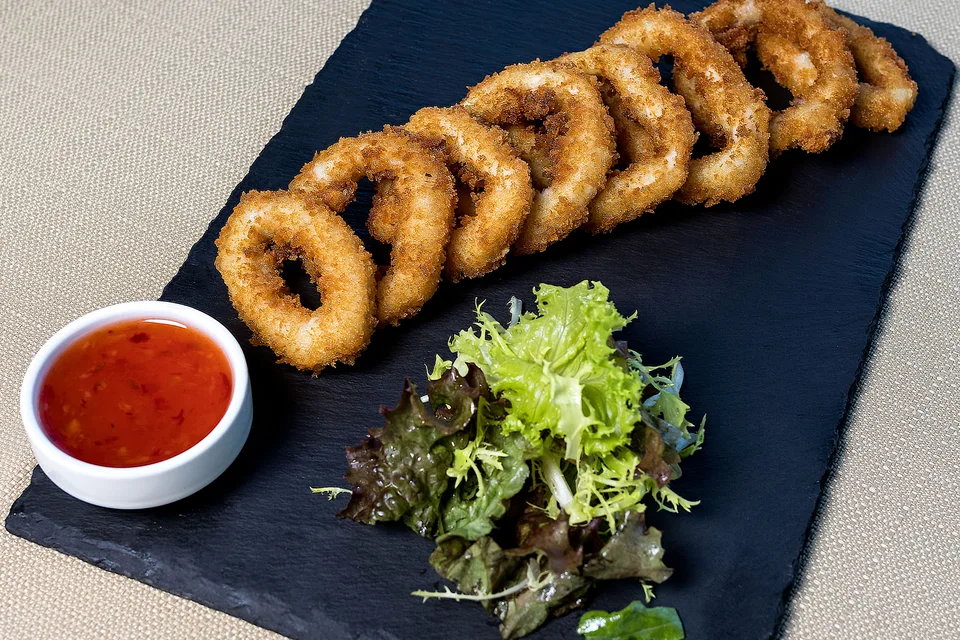 Exempelbild: Friterade bläckfiskringar med sallad och dipsås