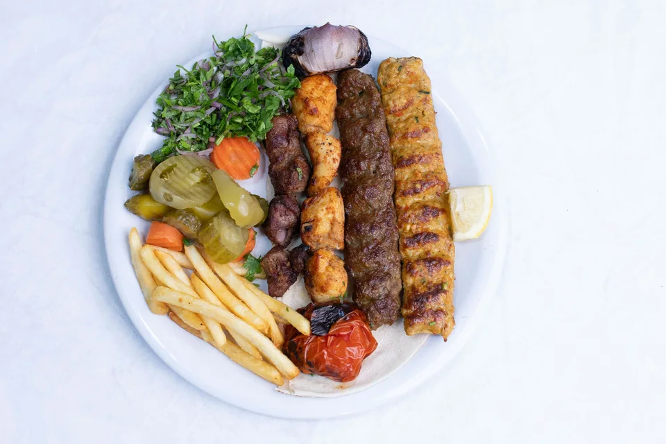BookNoFees: Esimerkkikuva: Grillatut kebabit, tarjoillaan salaatin ja perunoiden kera