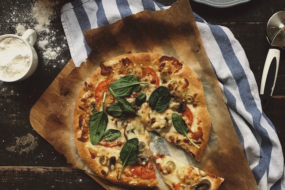 BookNoFees: Exempelbild: Pizza med svamp och spenat