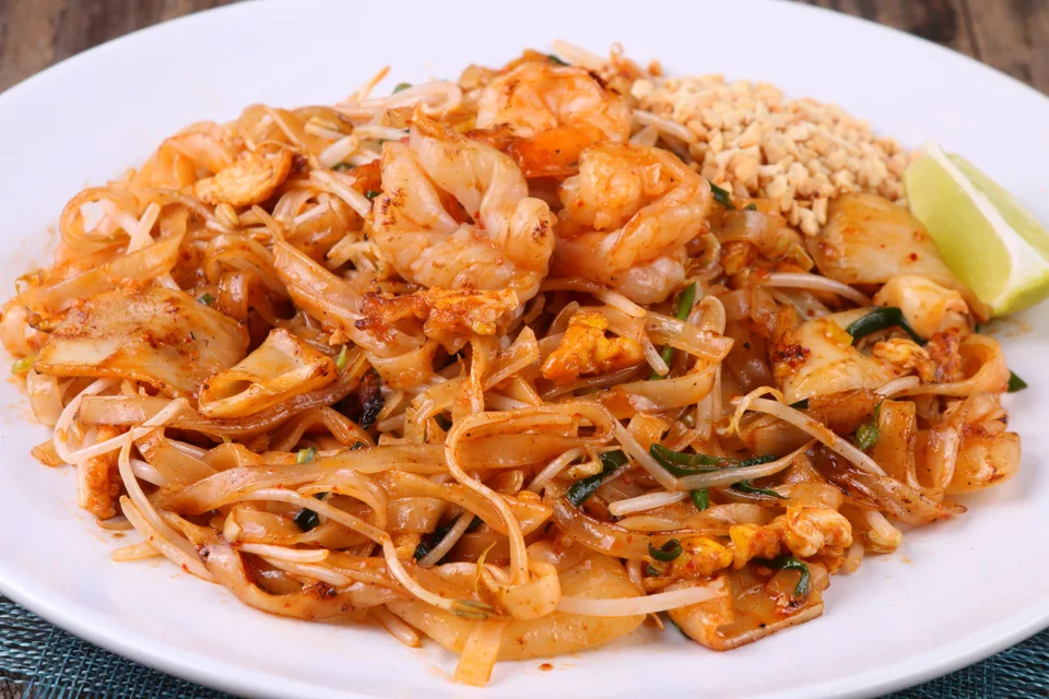 BookNoFees: Esimerkkikuva: Pad Thai -nuudelit katkaravuilla
