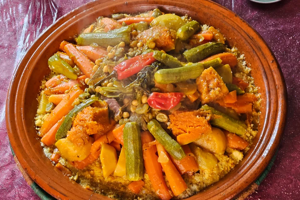 BookNoFees: Esimerkkikuva: Värikkäitä vihanneksia, jotka on tarjoiltu tagine-ruukussa